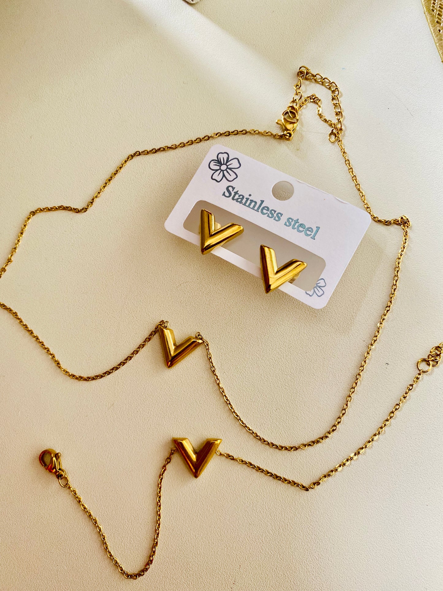 Gold Vela V-Shape Set