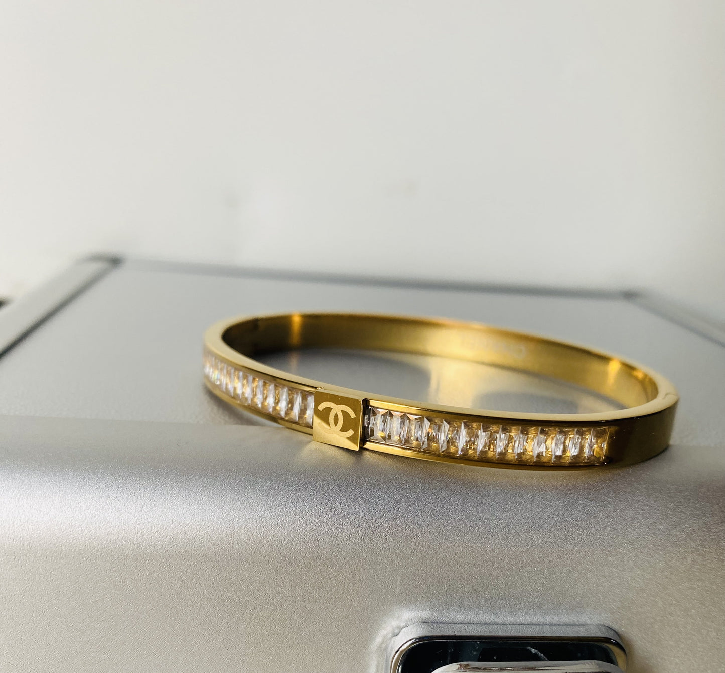 LUXE C-hanle Bangle