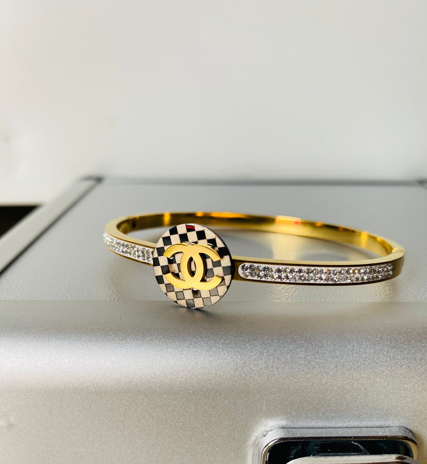 C-hanel Bangle openable